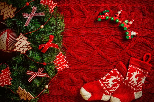 Weihnachtsgeschenke unter dem festlichen Weihnachtsbaum