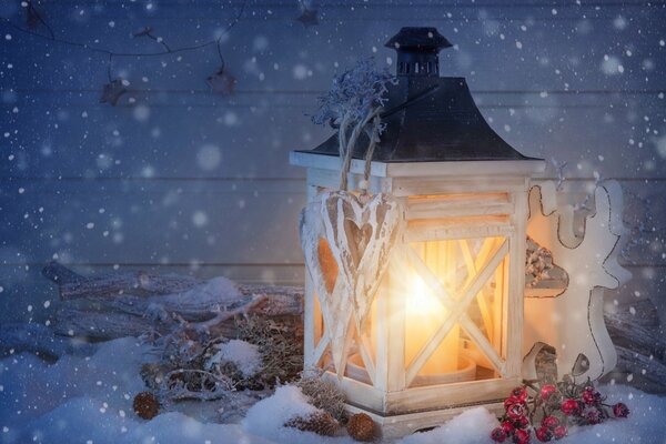 Linterna de Navidad en la nieve blanca