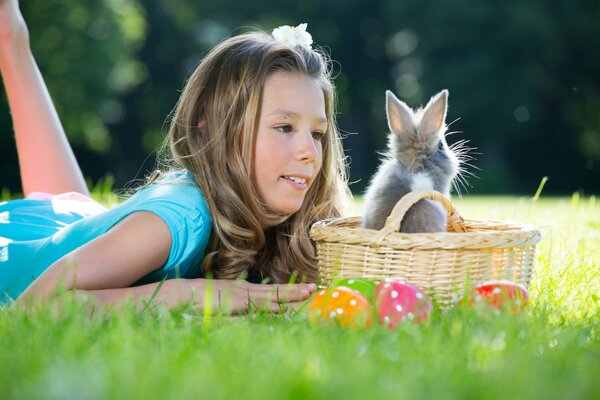 Osterhase und Mädchen