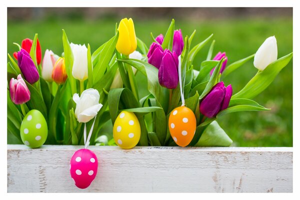 Huevos de Pascua con tulipanes