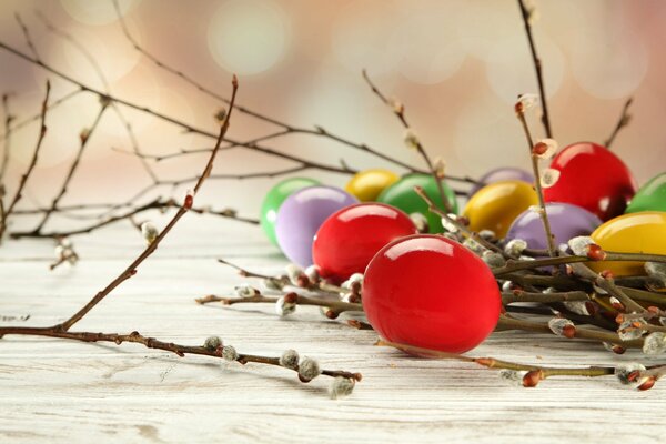 Oeufs de Pâques avec des branches de saule