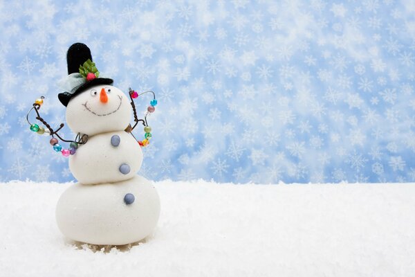 Muñeco de nieve alegre en el fondo del cielo azul con copos de nieve