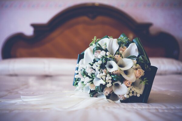 Bouquet da sposa sul letto