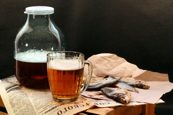 Cerveza con pescado seco en la mesa