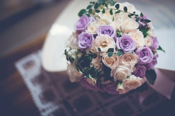 Bukiet ślubny z fioletowych i beżowych róż