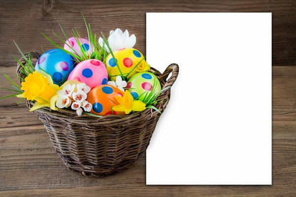 Uova di Pasqua in un cesto di narcisi