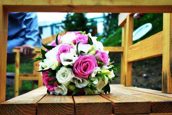 Bouquet da sposa sul tavolo