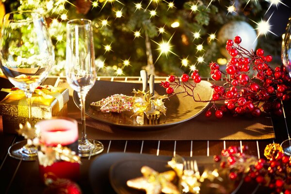 Regalos de año nuevo de Navidad y mesa puesta