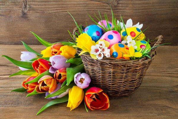 Korb mit Ostereiern in Blumen