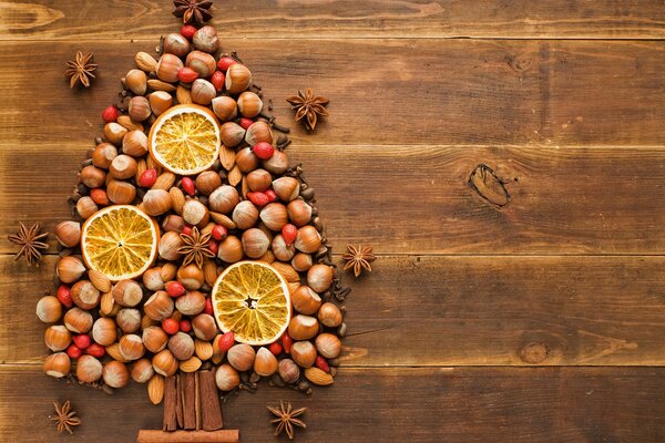 Weihnachtsbaum aus Nüssen und Orangen