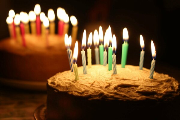 Pastel de cumpleaños con velas