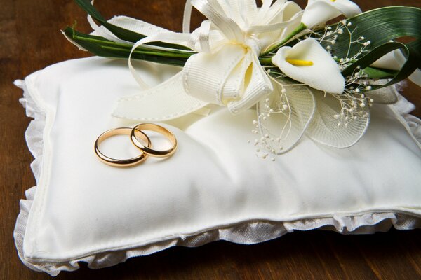 Wedding rings on a white pillow