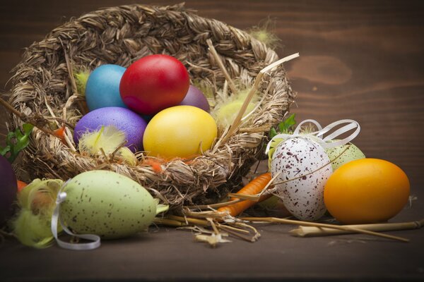 Osternest mit bunten Eiern