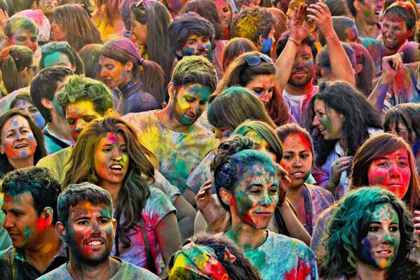 Fröhliche Menge beim Holi-Fest