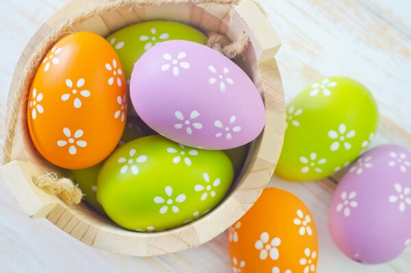 Huevos de Pascua en flor blanca