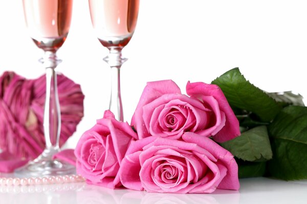 Due bicchieri da vino e un mazzo di fiori per San Valentino