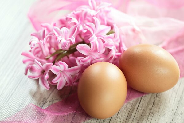 Eier mit rosa Blüten