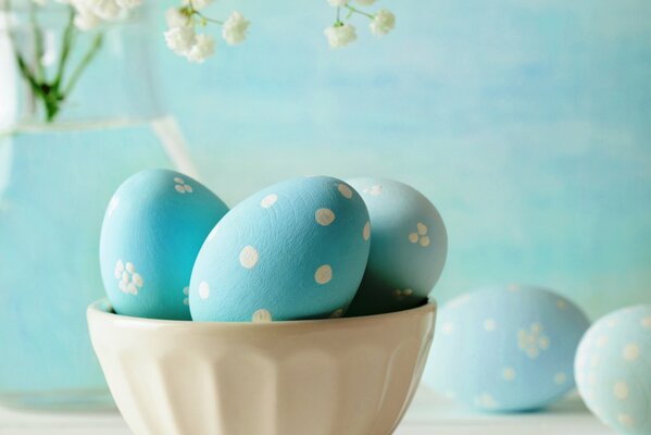 Huevos de Pascua de lunares blancos azules