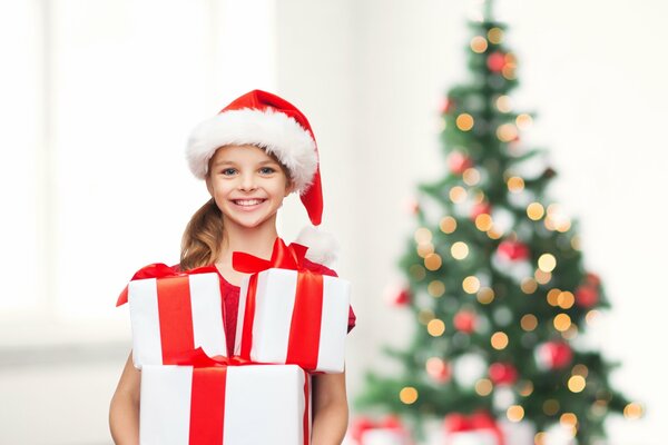 Baby hält Geschenke für das neue Jahr