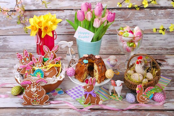 Huevos de Pascua con pasteles y flores