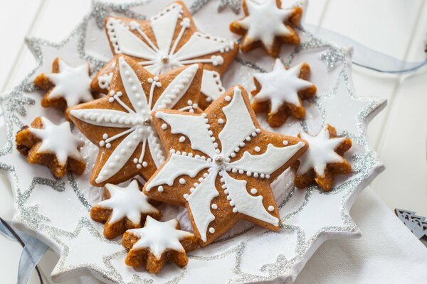 Biscotti allo zenzero di Capodanno con glassa