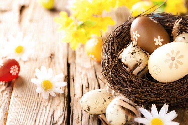 Huevos de Pascua en una cesta de margaritas