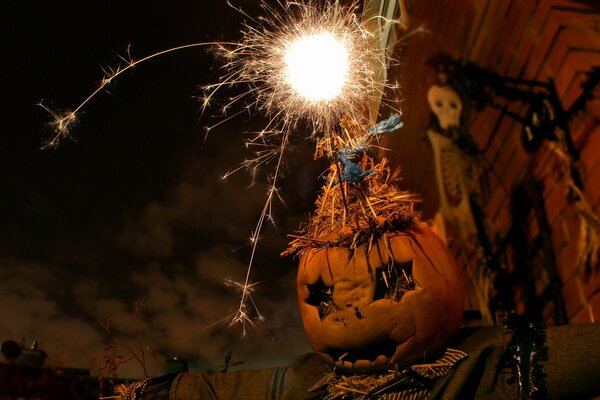 Zucca con cappello di paglia per Halloween