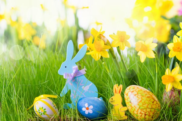 Oeufs de Pâques sur l herbe verte