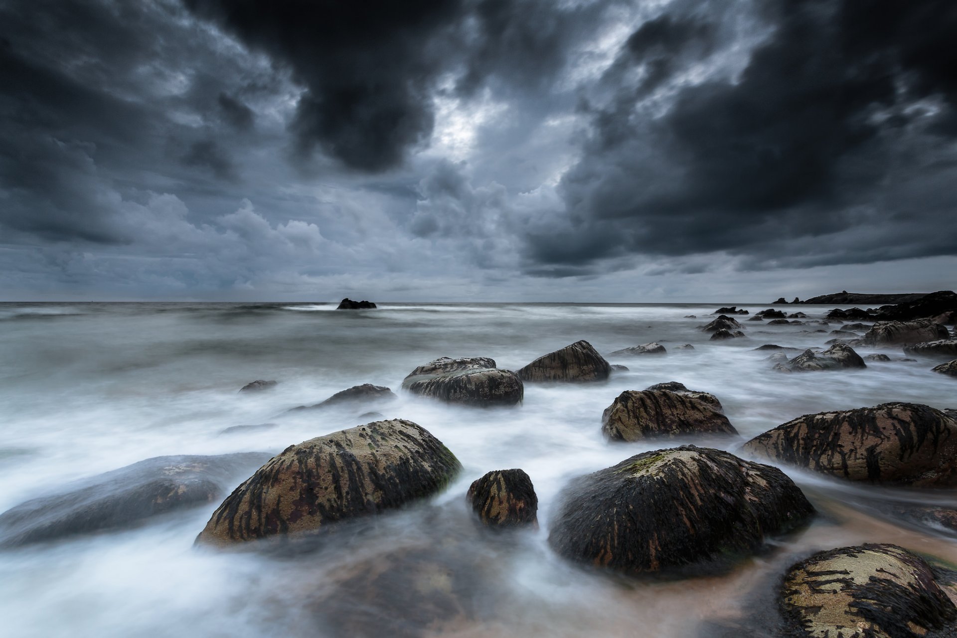 francia mar celta nubes piedras cielo sombrío