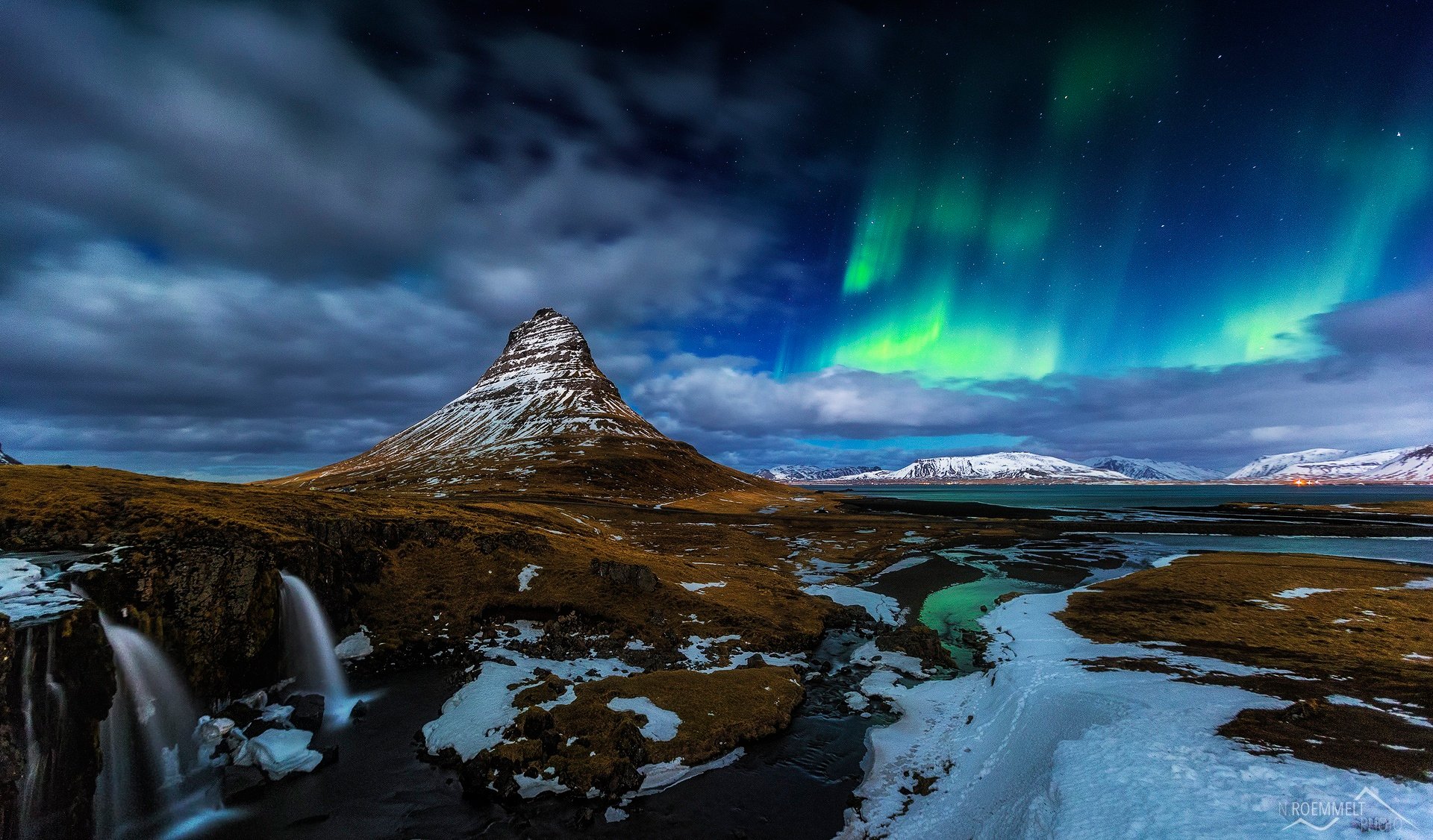 исландия kirkjufell гора вулкан скалы водопад снег ночь северное сияние