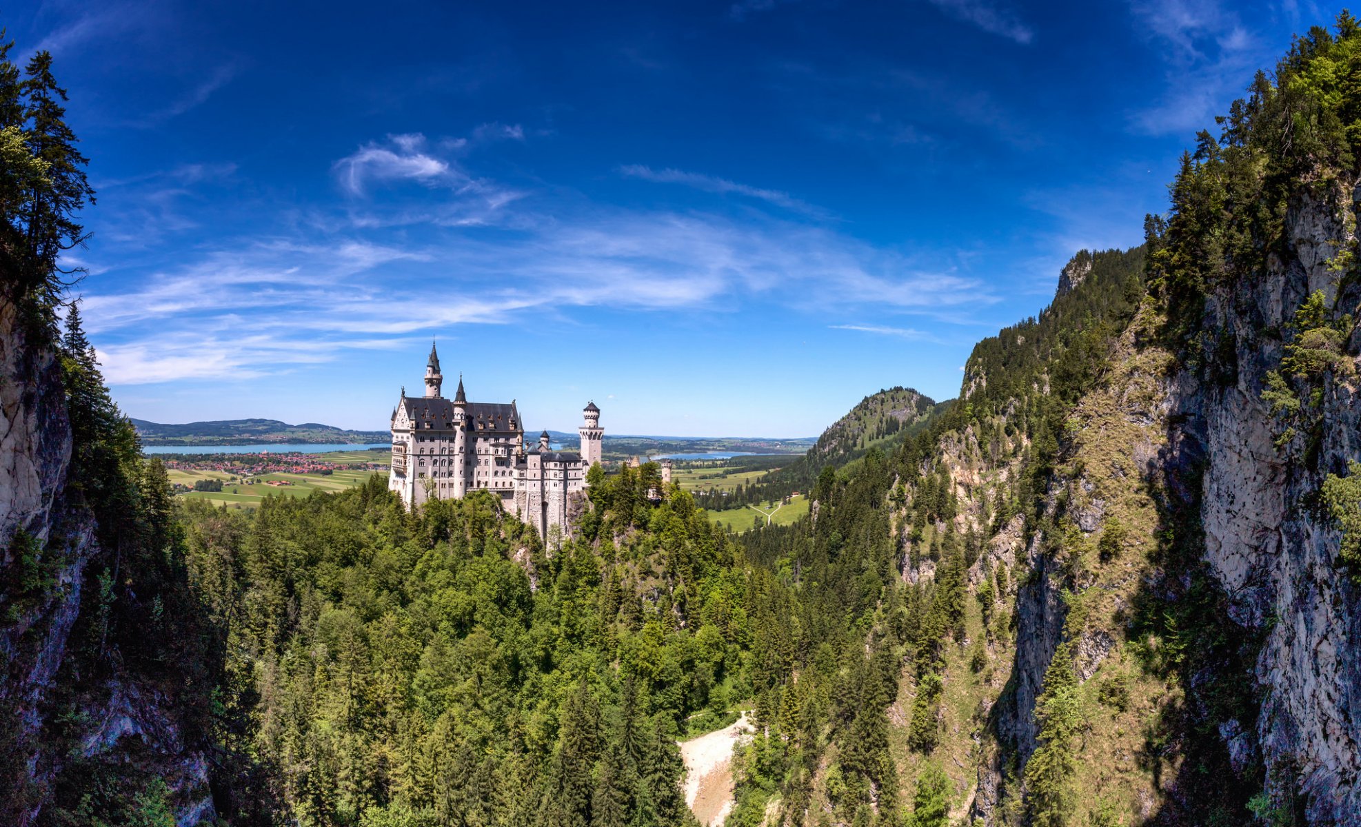 germania baviera castello di neuschwanstein cielo nuvole montagne alberi lago