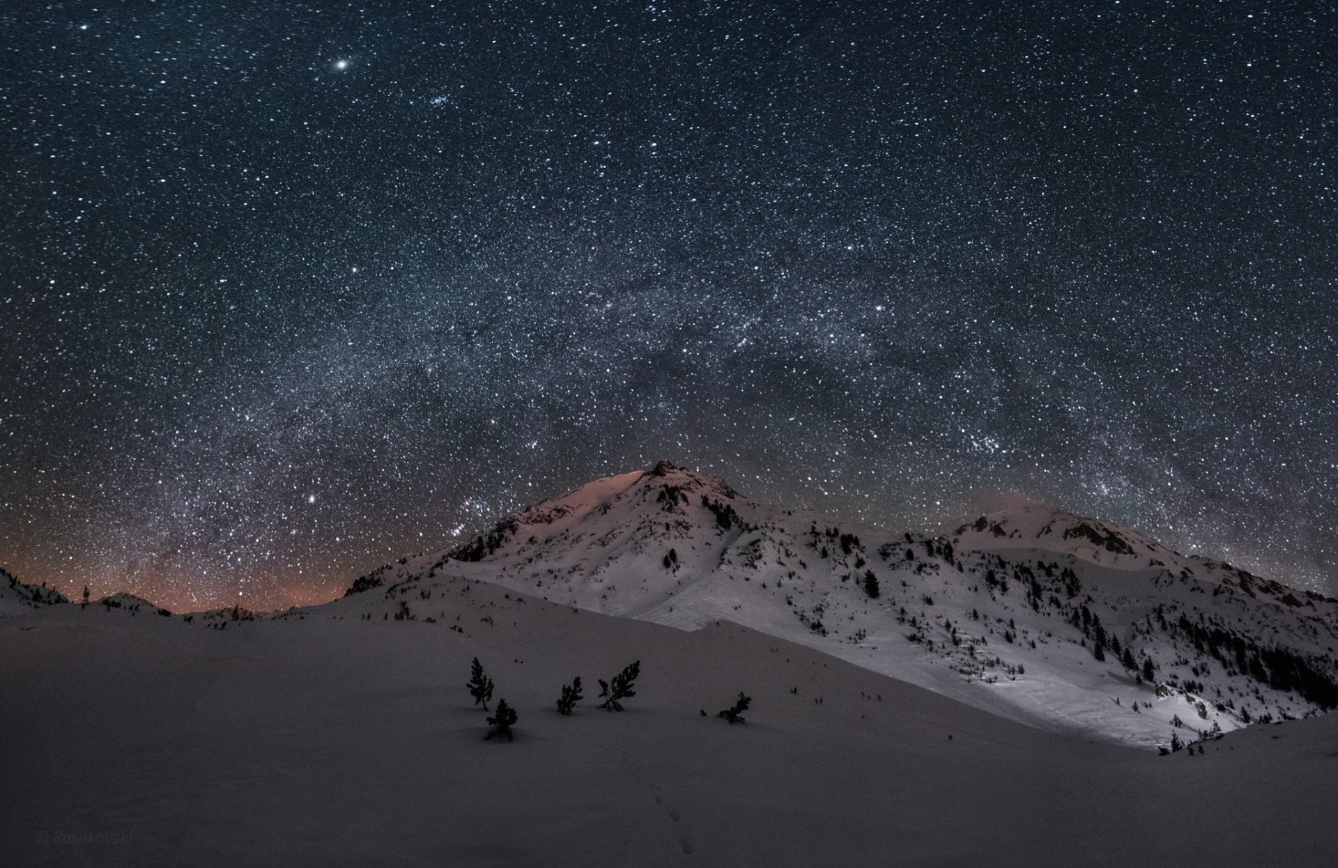 montagne neve notte cielo stelle via lattea