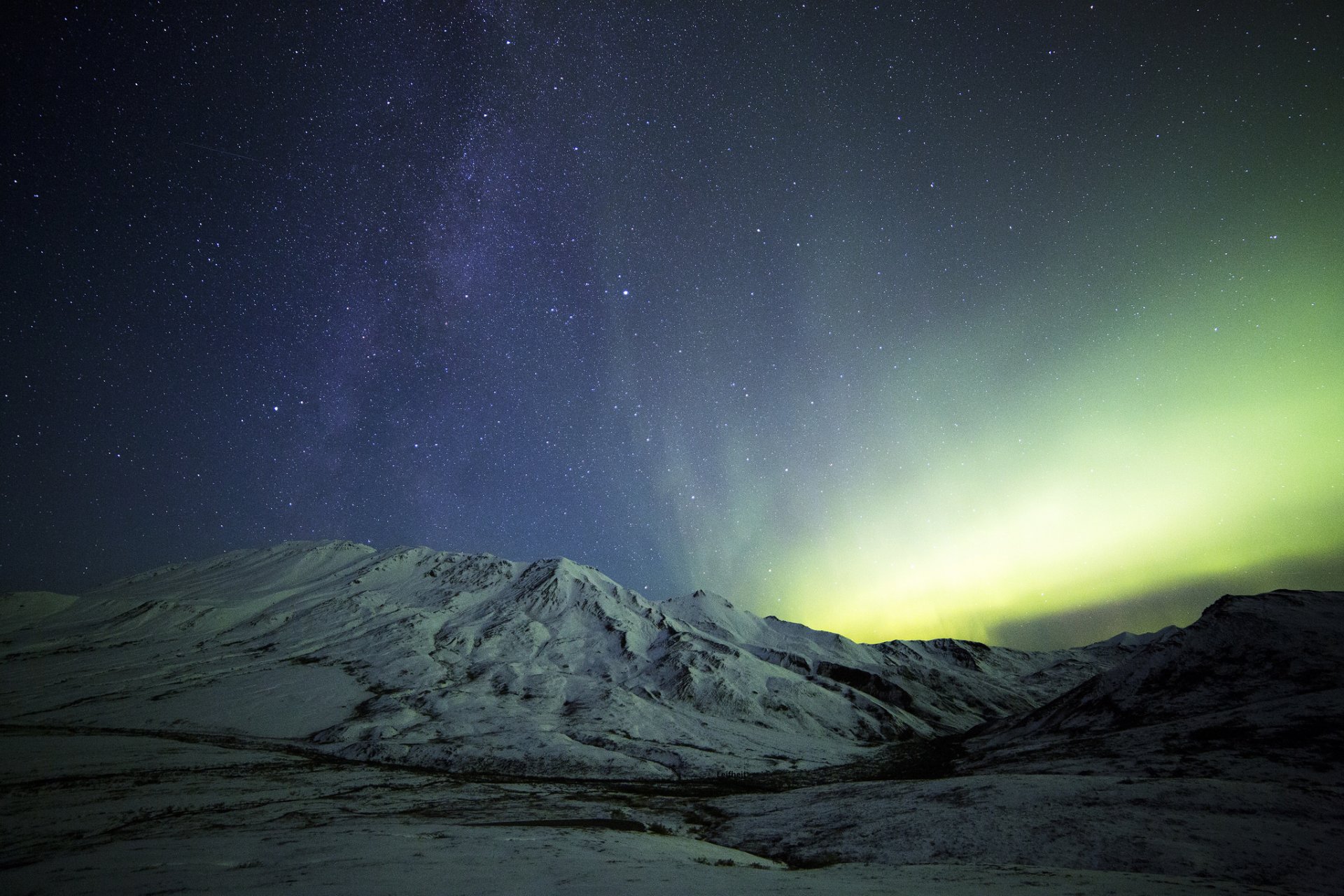 montagne neve notte aurora boreale via lattea