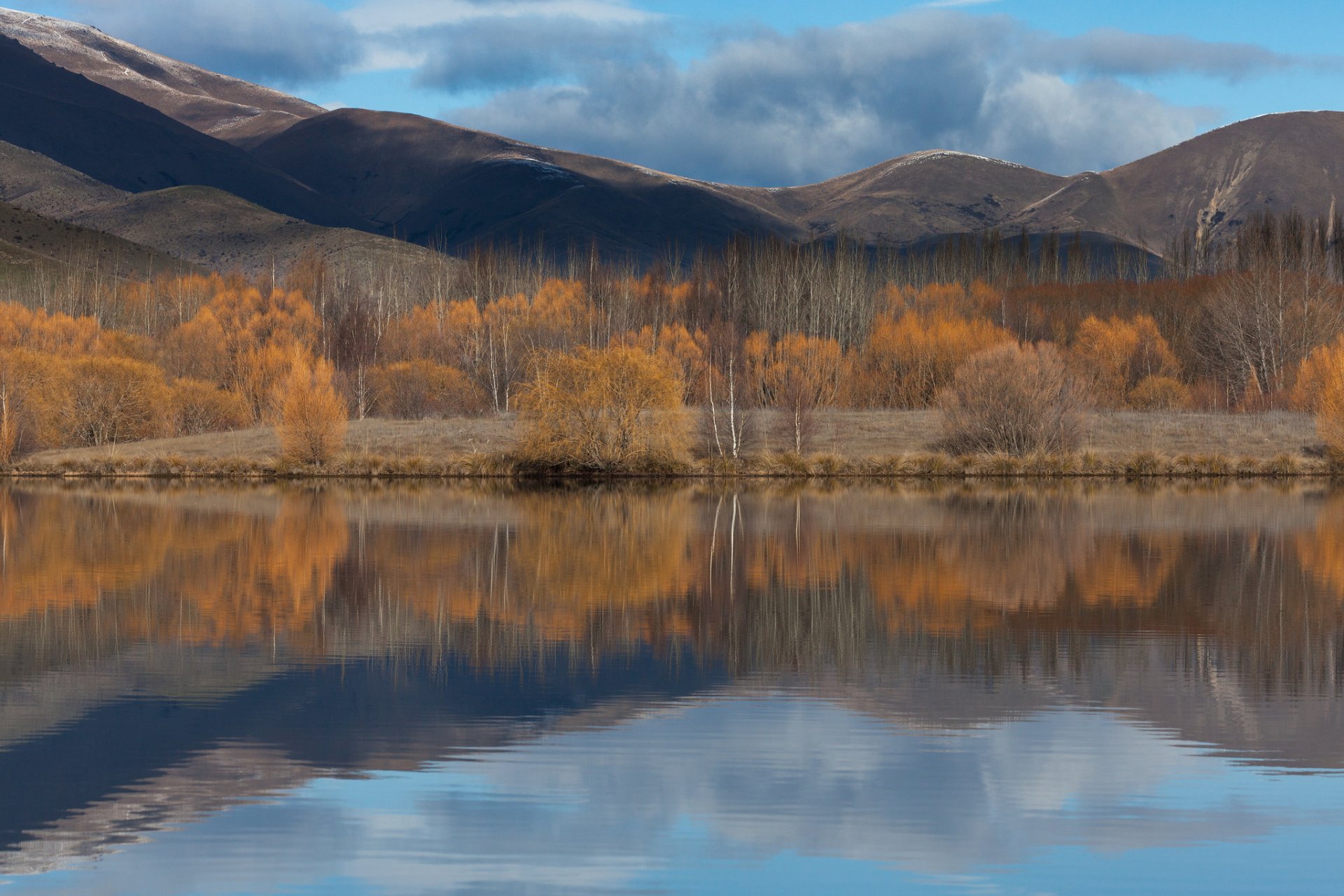 cielo nubes montañas lago árboles otoño