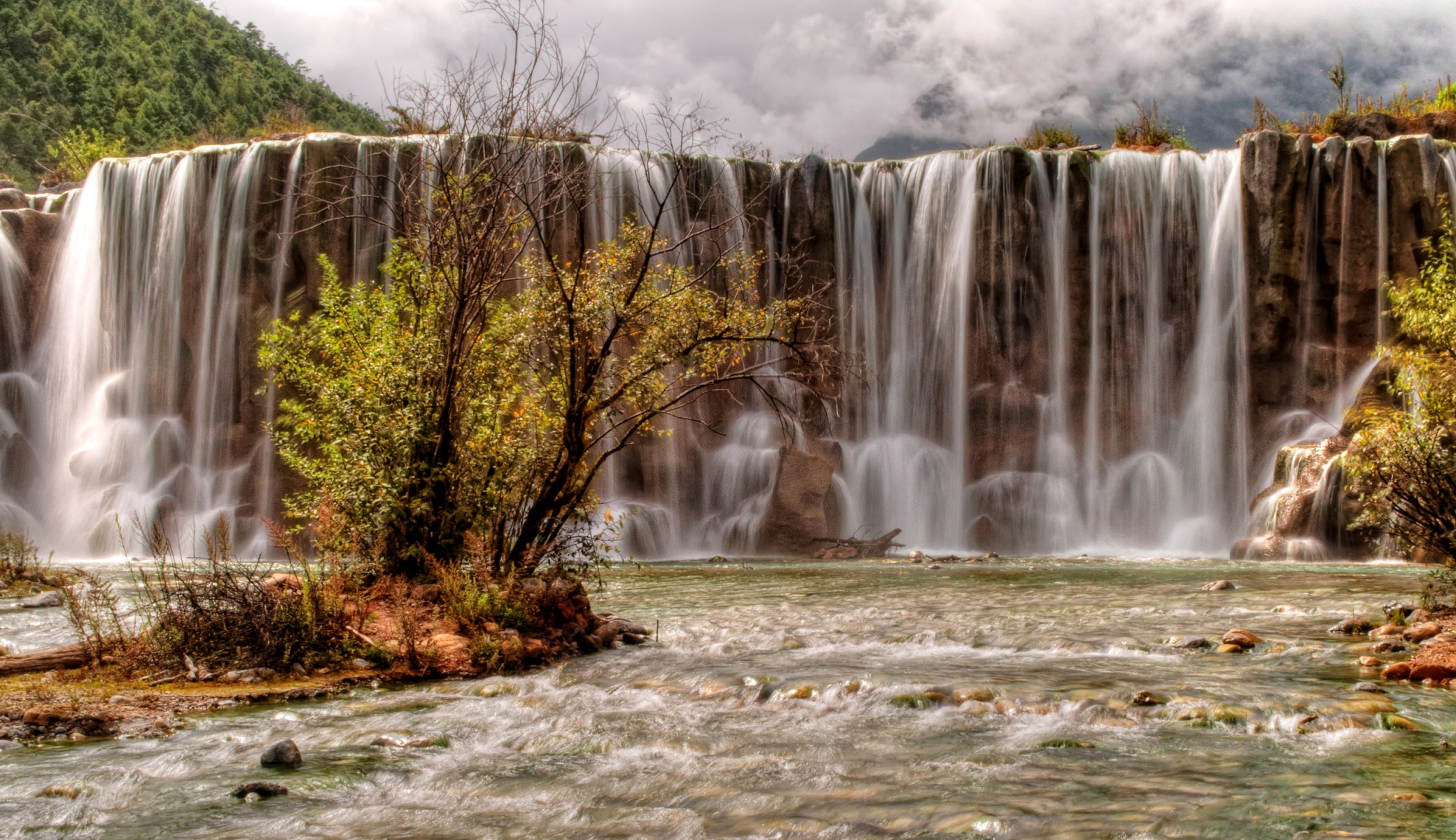 yulong montagna di neve cina fiume di montagna pietre roccia cascata