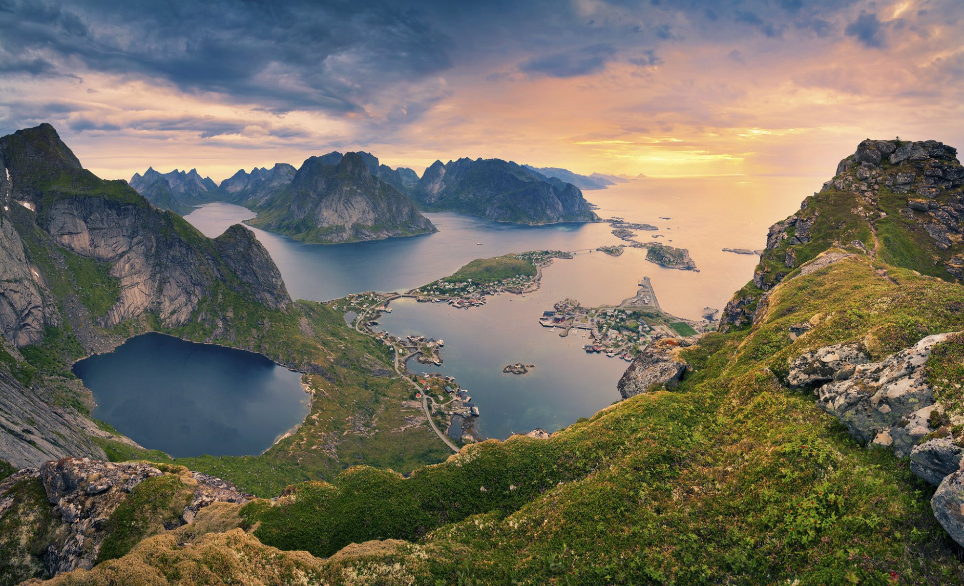 lofoten noruega mar montaña pueblo casas pendiente naturaleza