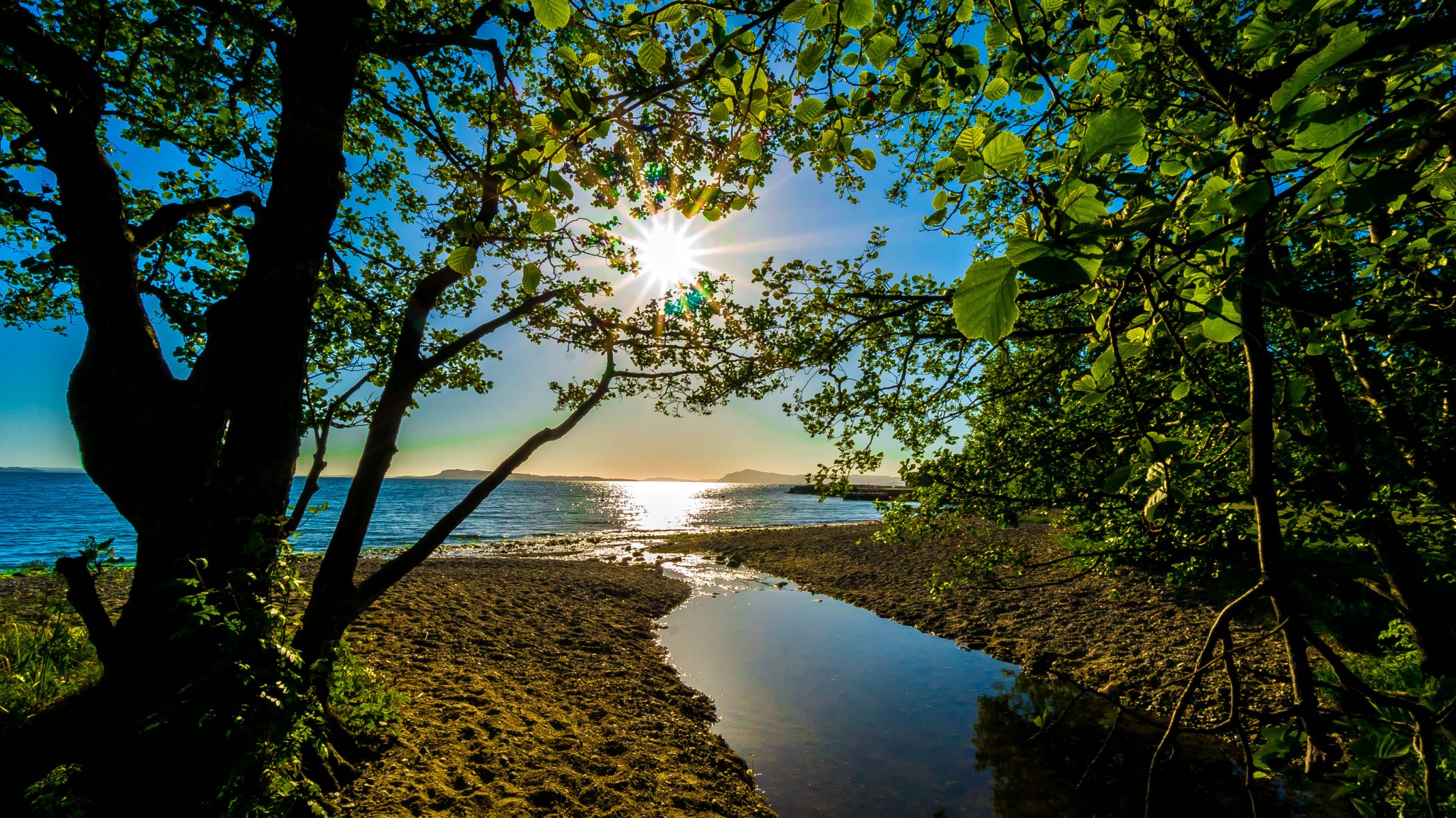 cielo sole raggi montagne mare alberi lago condotto