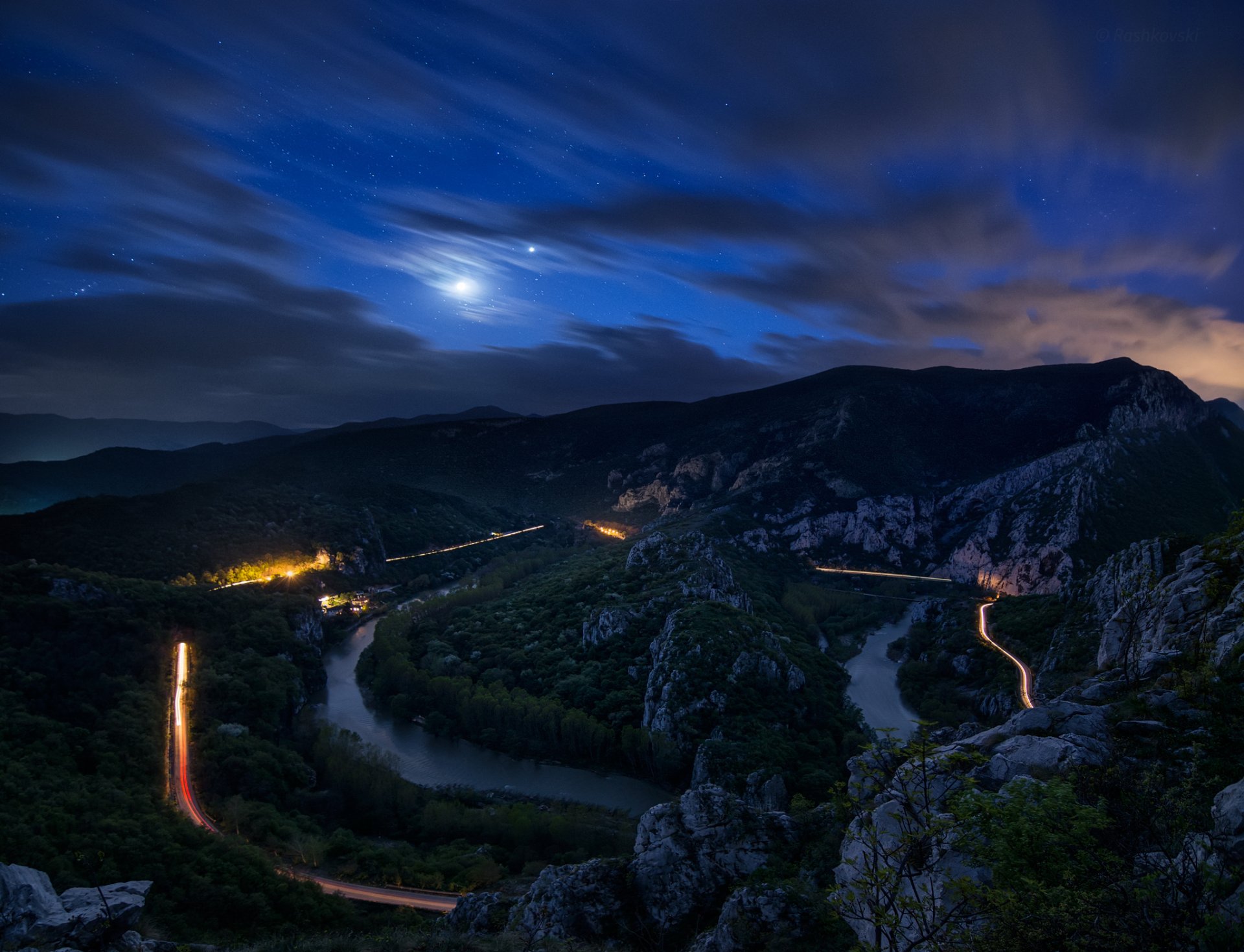 nuit forêt montagnes pierres arbres rivière route ciel.étoiles lune nuages