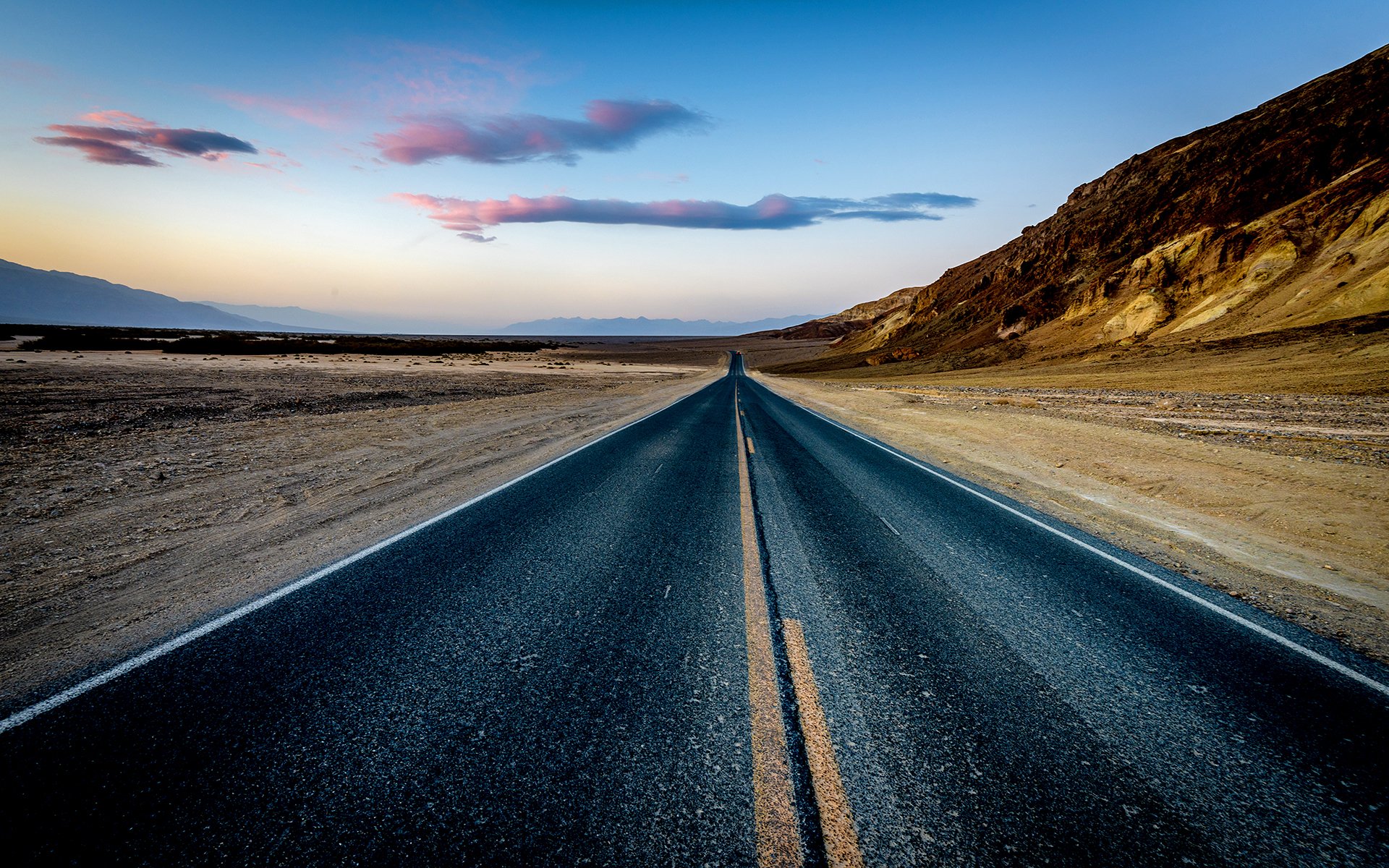 deserto autostrada sabbia roccia montagna crepuscolo tramonto strada