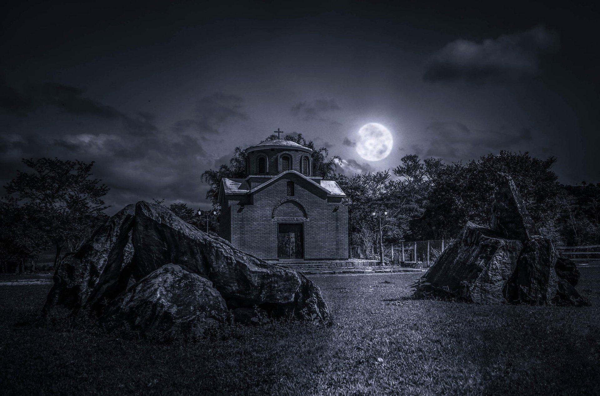 nuit ciel nuages lune pleine lune église pierres herbe