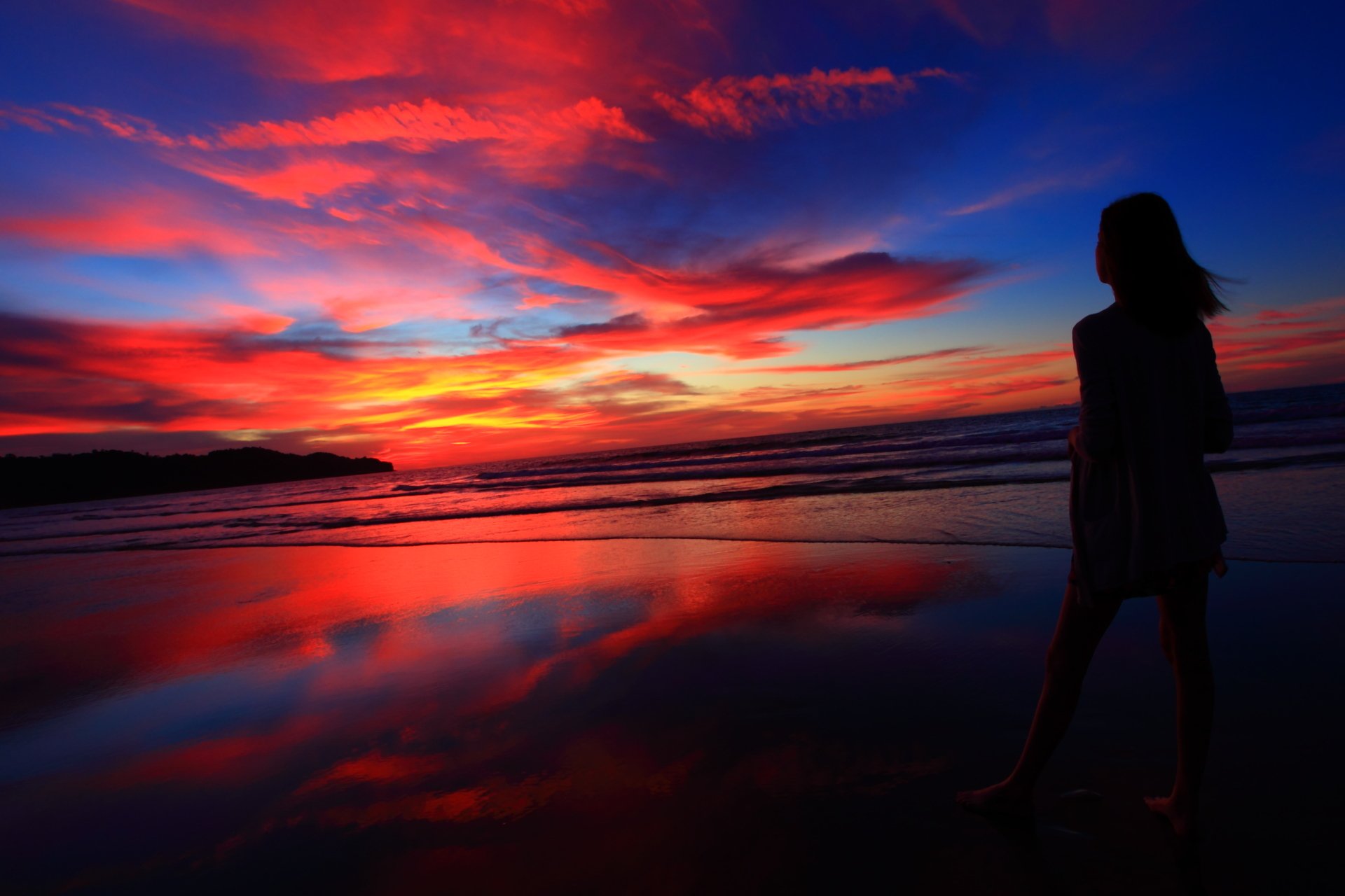 ragazza siluetta cielo nuvole tramonto bagliore goy mare