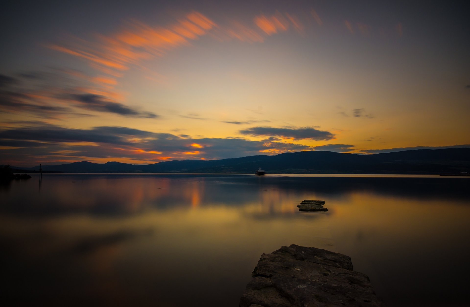 lago amanecer barco montañas