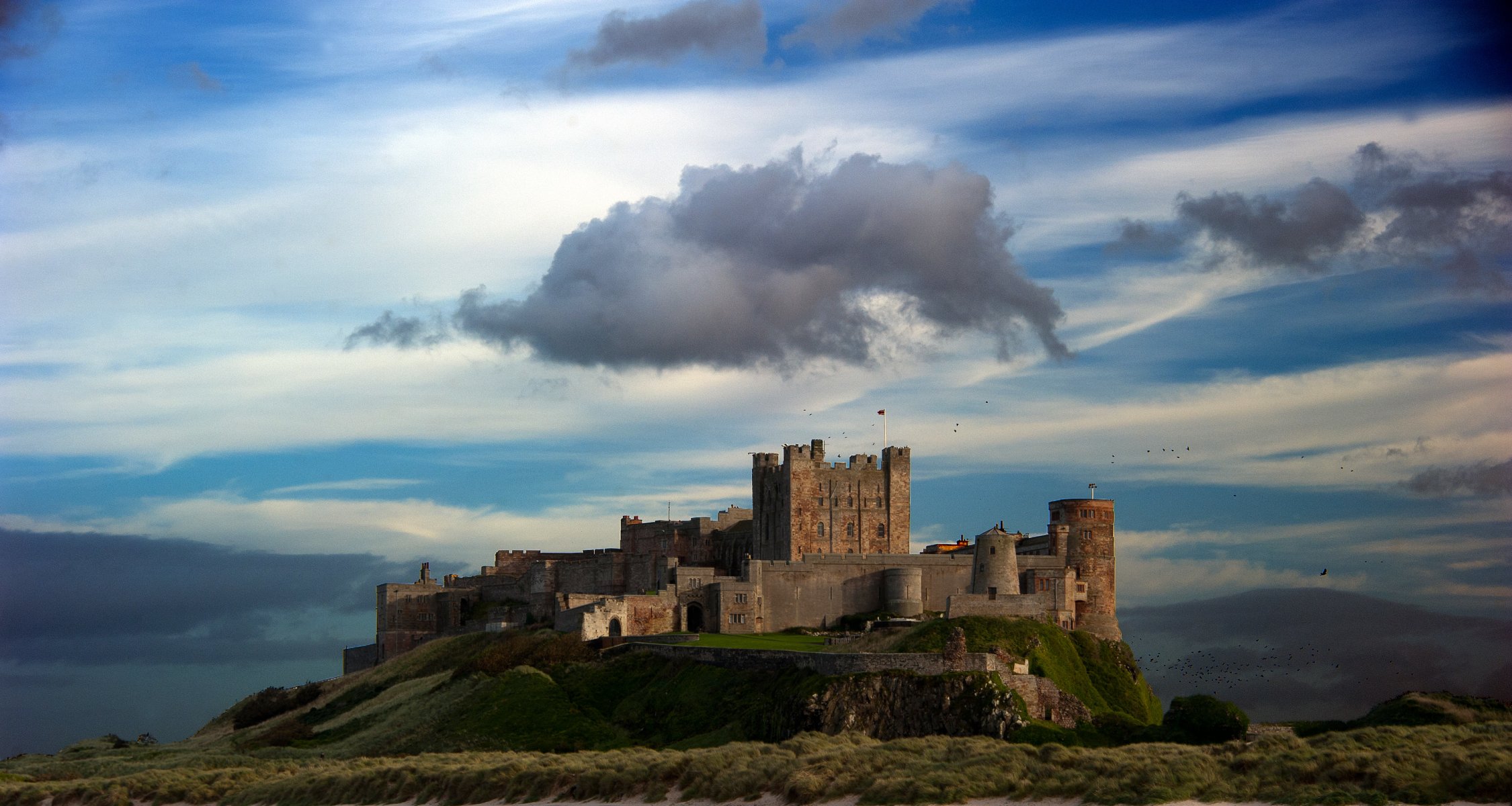 himmel wolken see berge hügel schloss wände turm vögel