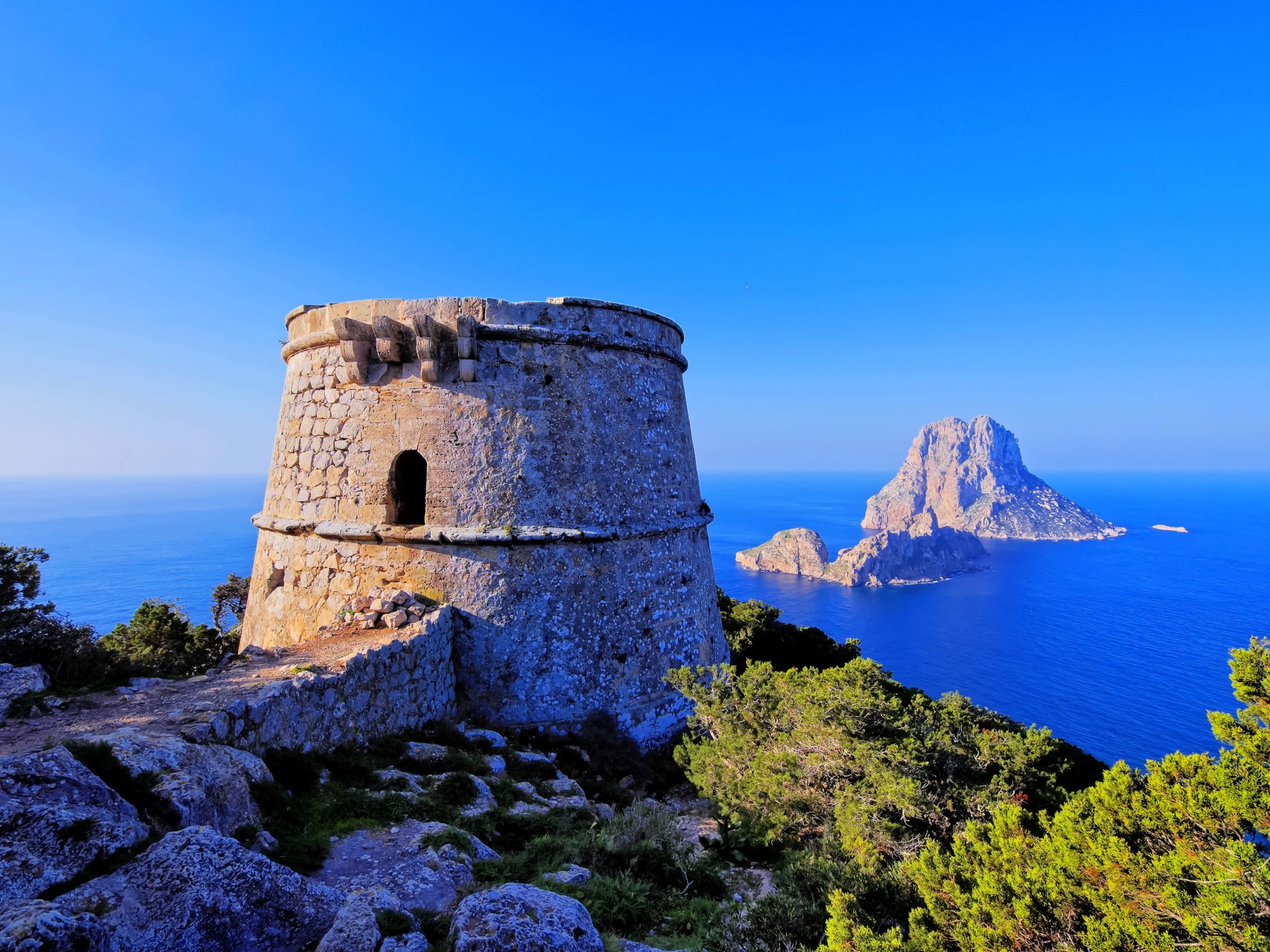 torre de savinar ibiza îles baléares espagne mer îles rocher tour forteresse pierres buissons horizon ciel bleu