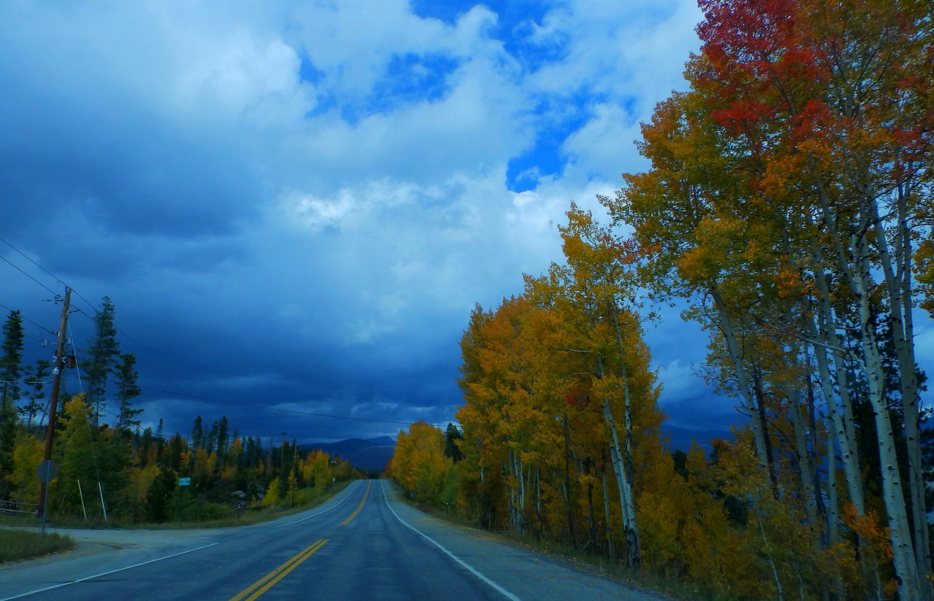 cielo nuvole montagne strada alberi autunno