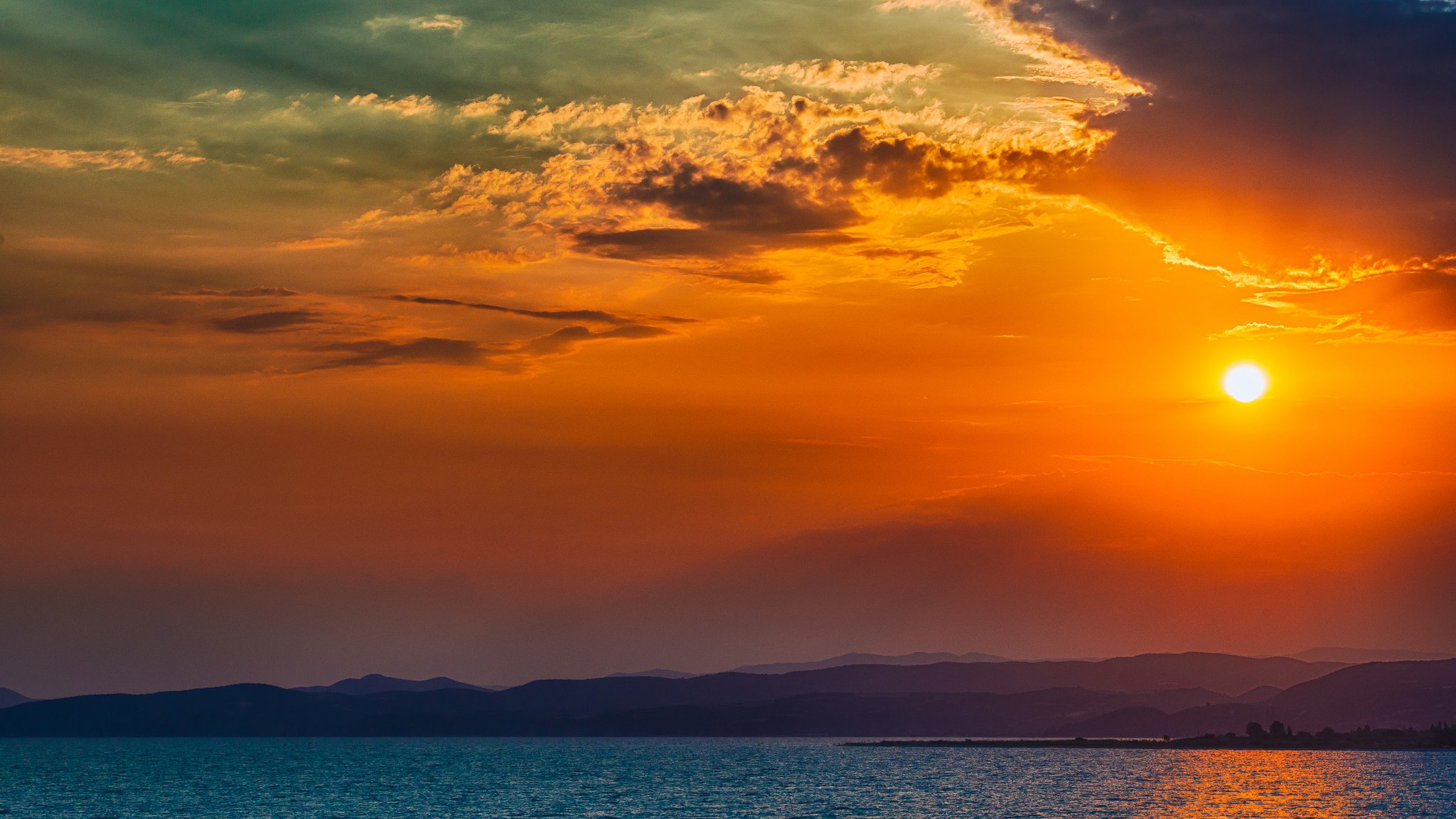 océan eau ciel nuages horizon coucher de soleil soleil montagnes arbres île