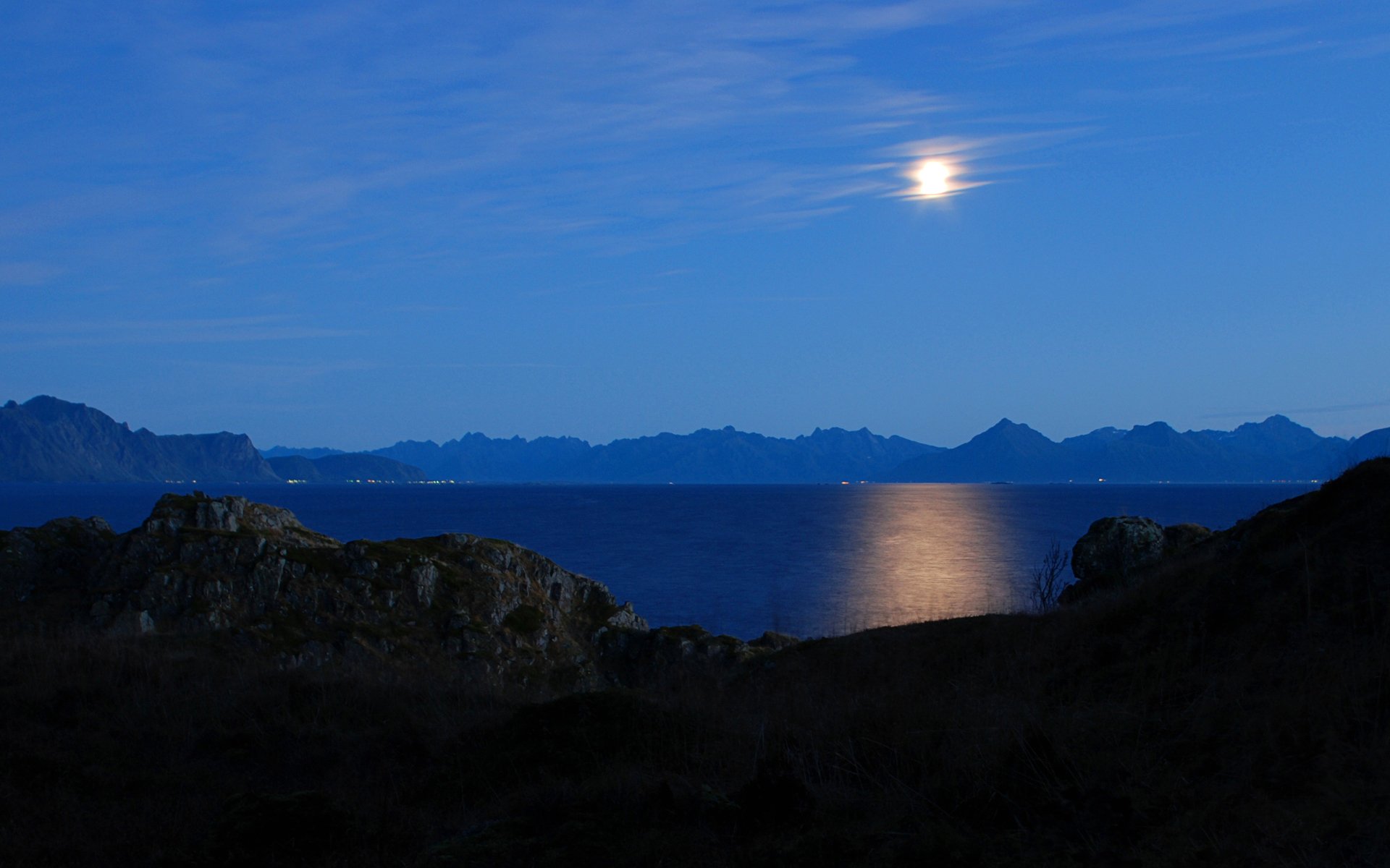 cielo luna montañas lago noche