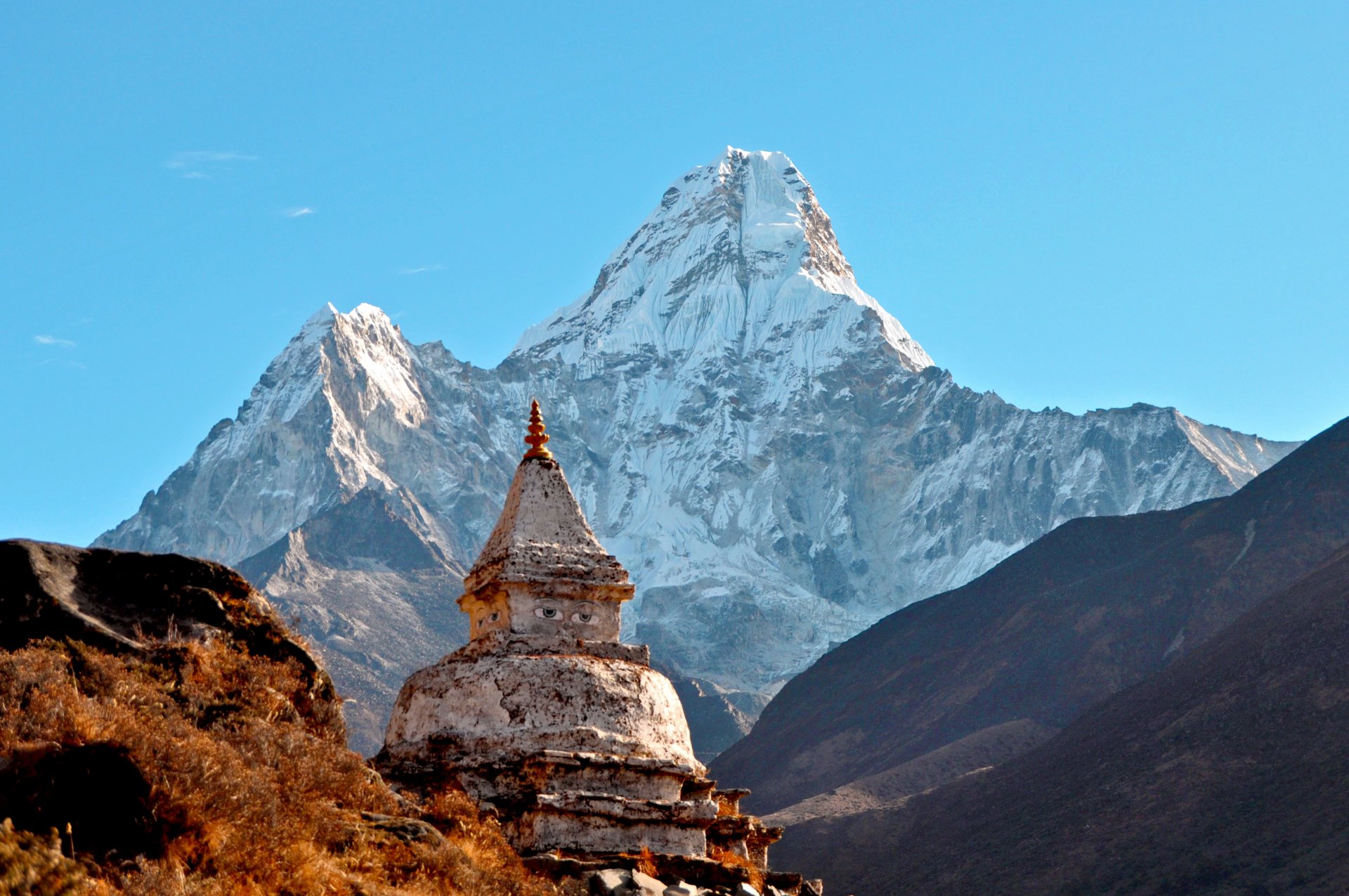 świątynia kamień struktura malowane oczy błękitne niebo płuca chmury krajobraz góry szczyt ama-dablam ama dablam himalaje federacyjna demokratyczna republika nepal sanghiya loktāntrik ganatantra skały lód biały śnieg zbocza ziemia