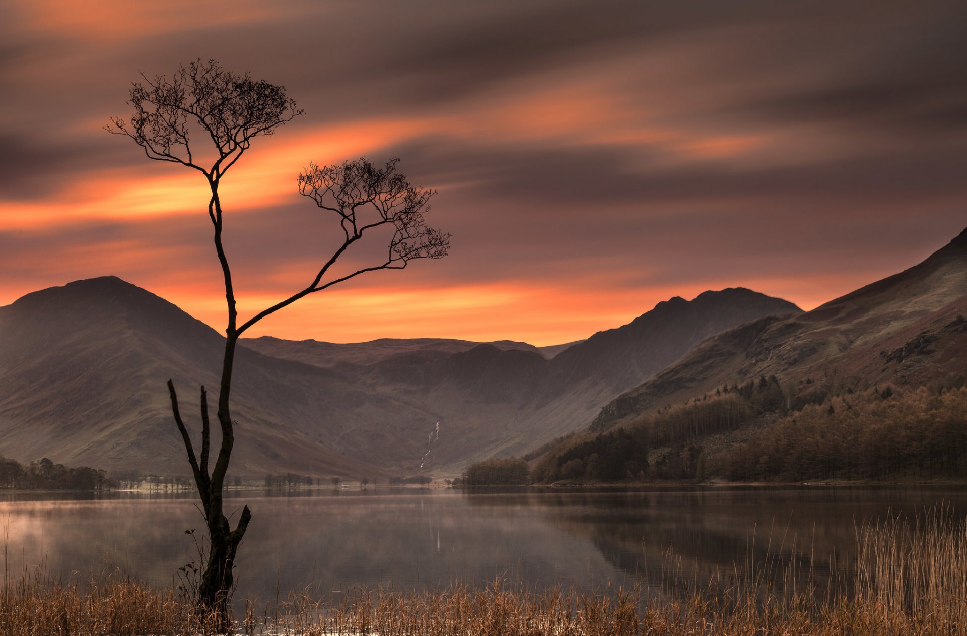 buttermere lake lake district anglia kraina jezior jezioro góry drzewo zachód słońca