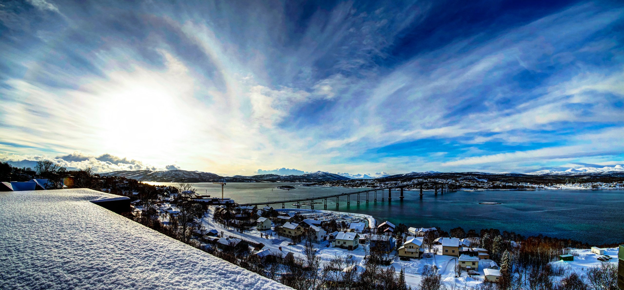 norvège ciel nuages baie pont hiver neige maisons montagnes arbres